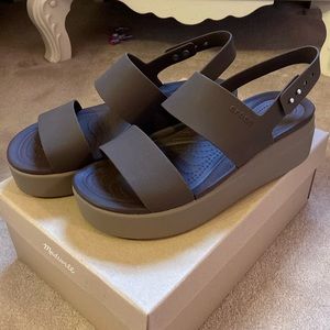 NWOT Croc Brown Sandal